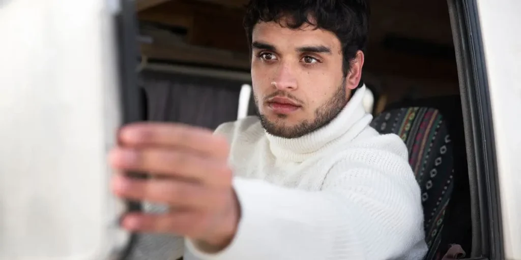 homme gitan dans une voiture