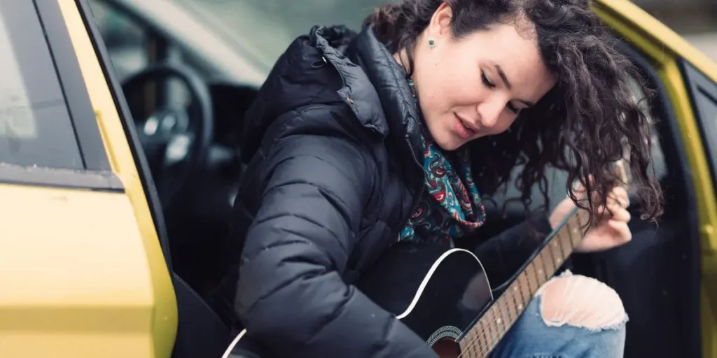 femme gitane dans une mercedes